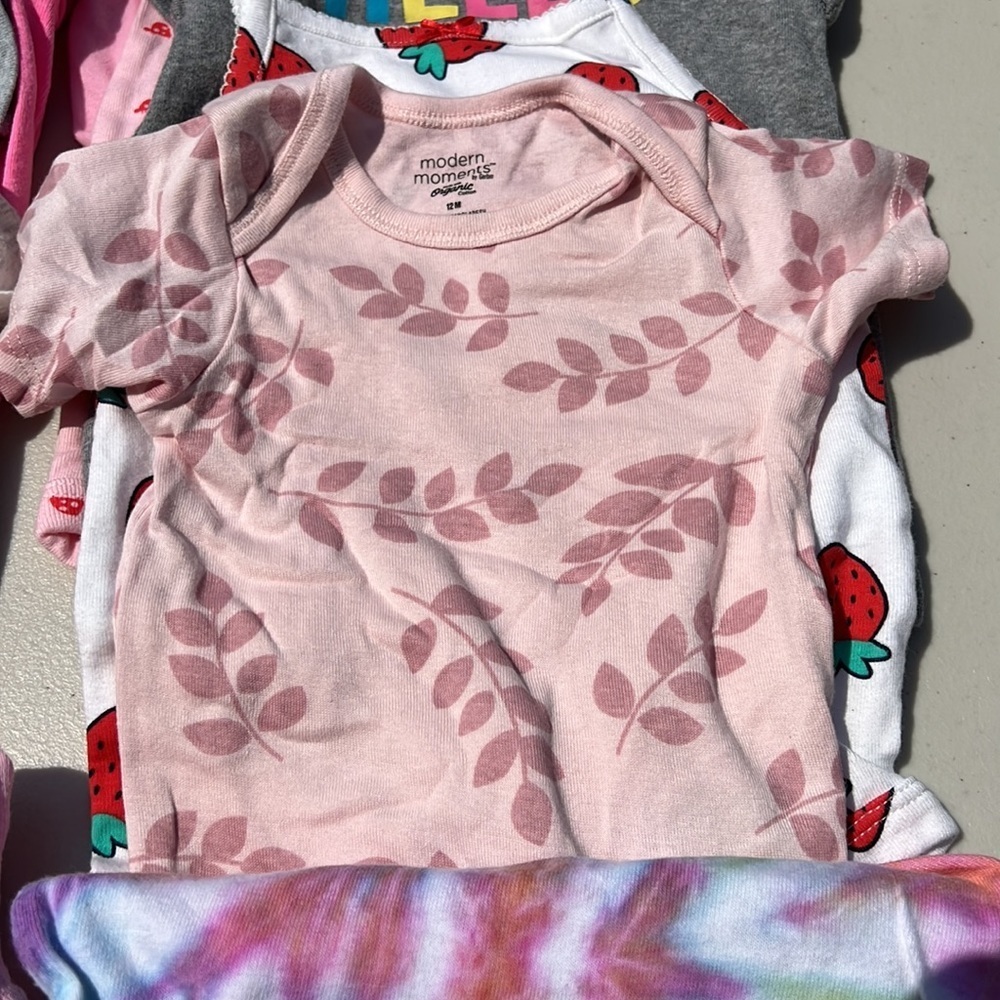 Lot of 12 girls Onesies - Picture 5 of 13